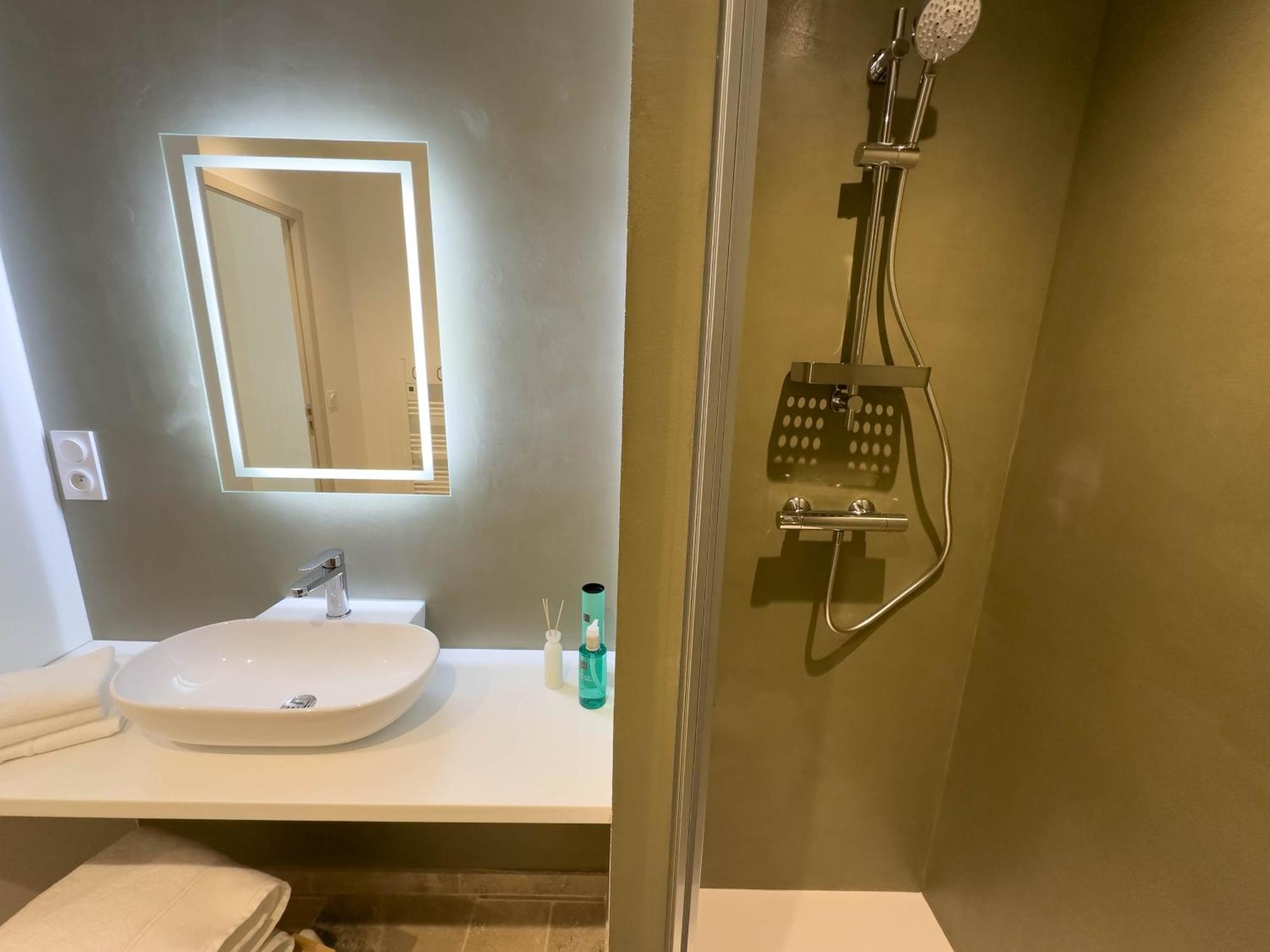 Les Suites Du 13 Aigues-Mortes Exteriör bild